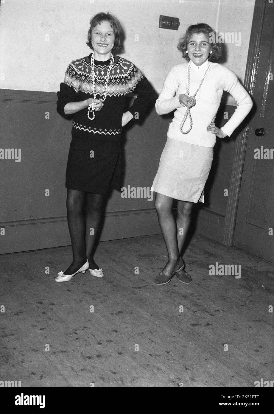 1961, storico, due ragazze adolescenti che appaiono nel carnevale del giorno di maggio, Leeds, Inghilterra, Regno Unito in piedi per una foto nei loro abiti e perle. Foto Stock