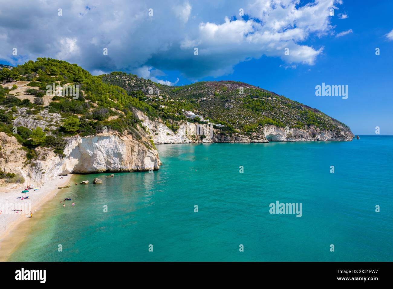 Veduta aerea della baia delle zagare nel Parco Nazionale del gargano, in puglia Foto Stock