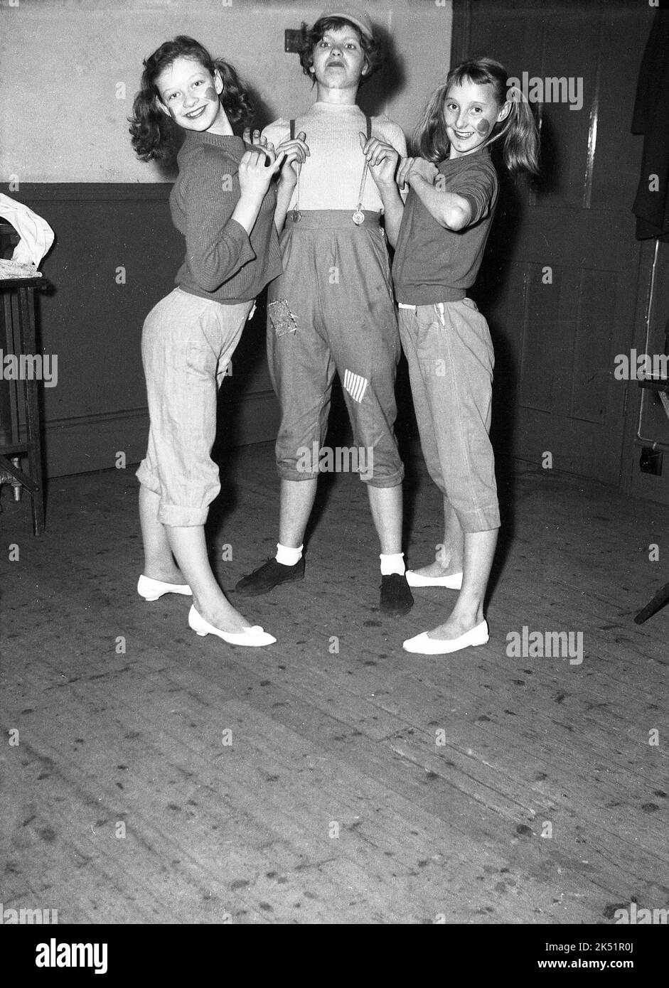 1961, storico, il giorno di maggio, metà-un guv di sixpence... tre ragazza adolescente nei loro abiti di sfilata dei pantaloni del ginocchio-length e dei puntini sulle loro guance, posando per un'immagine prima delle celebrazioni di carnevale, Leeds, Inghilterra, Regno Unito. Foto Stock