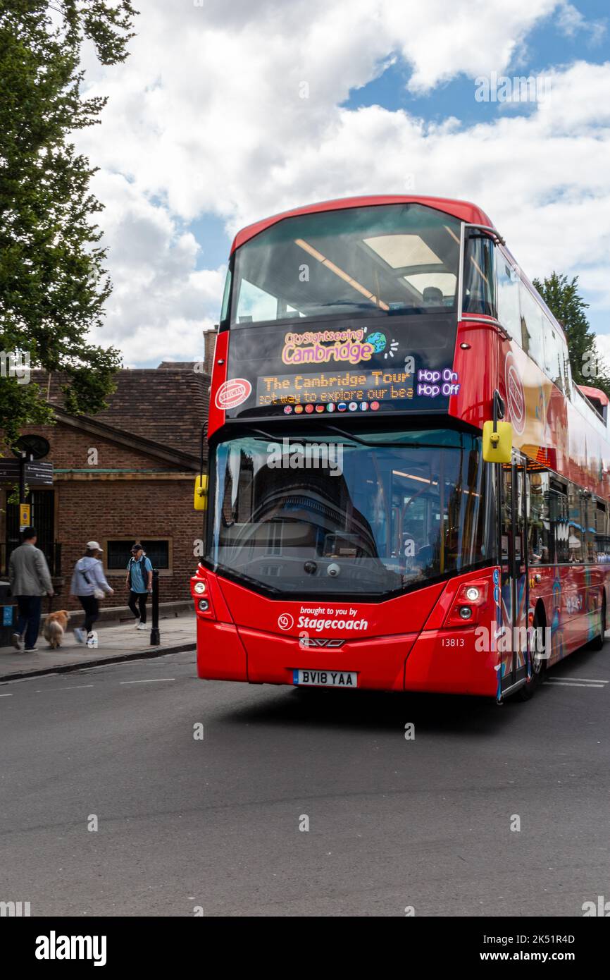 Un autobus rosso scoperto, hop on hop off, attraversa il centro di Cambridge, Regno Unito. Foto Stock
