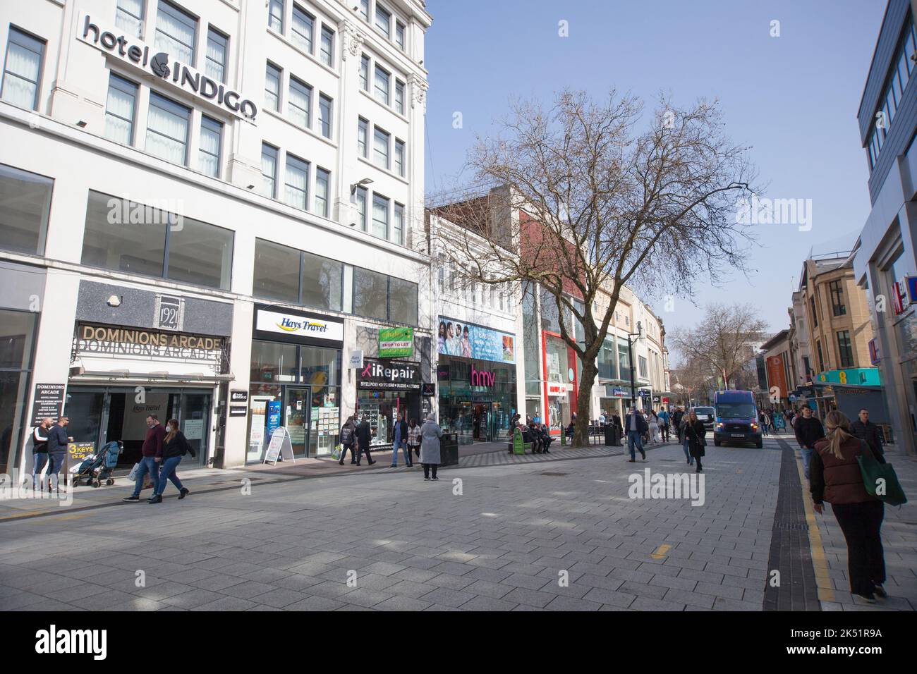 Vista sui negozi di Queen Street a Cardiff, Galles, Regno Unito Foto Stock
