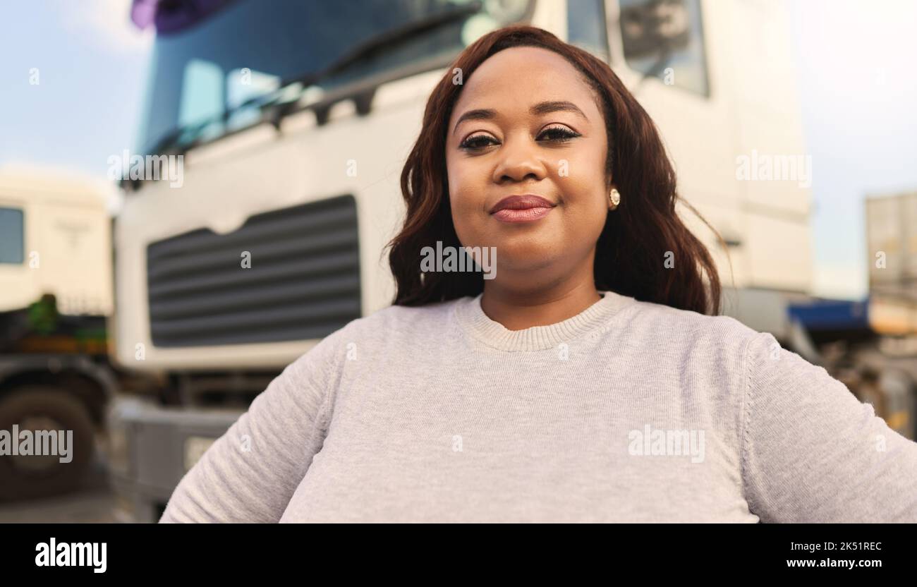 Donna nera, logistica e camionista nella catena di fornitura, produzione e consegna di carichi industriali. Ritratto, motivazione e leadership femminile in Foto Stock