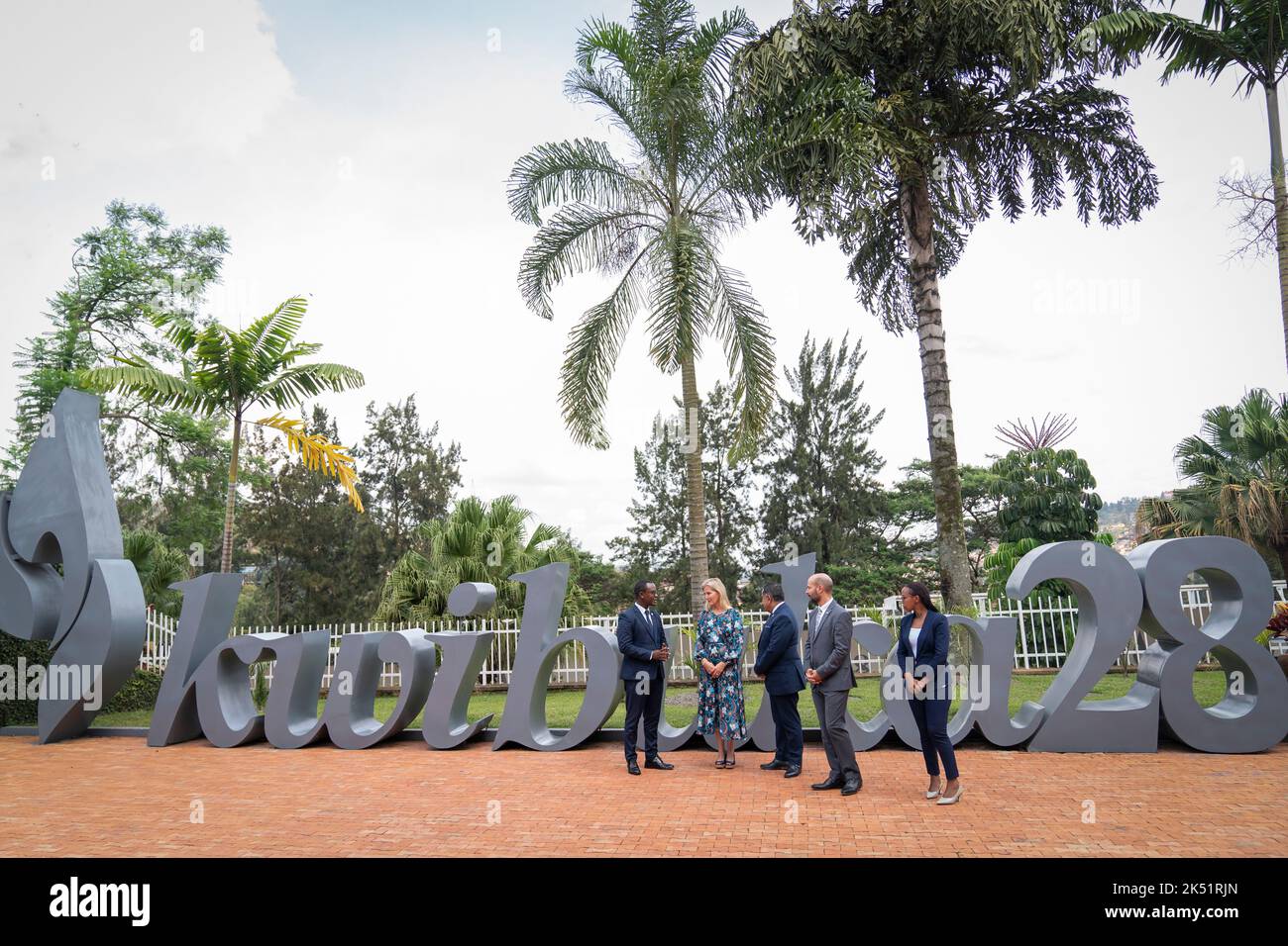La Contessa di Wessex e Lord Ahmad (centro) durante una visita al Memoriale del genocidio di Kigali a Kigali, Rwanda. Data immagine: Mercoledì 5 ottobre 2022. Foto Stock