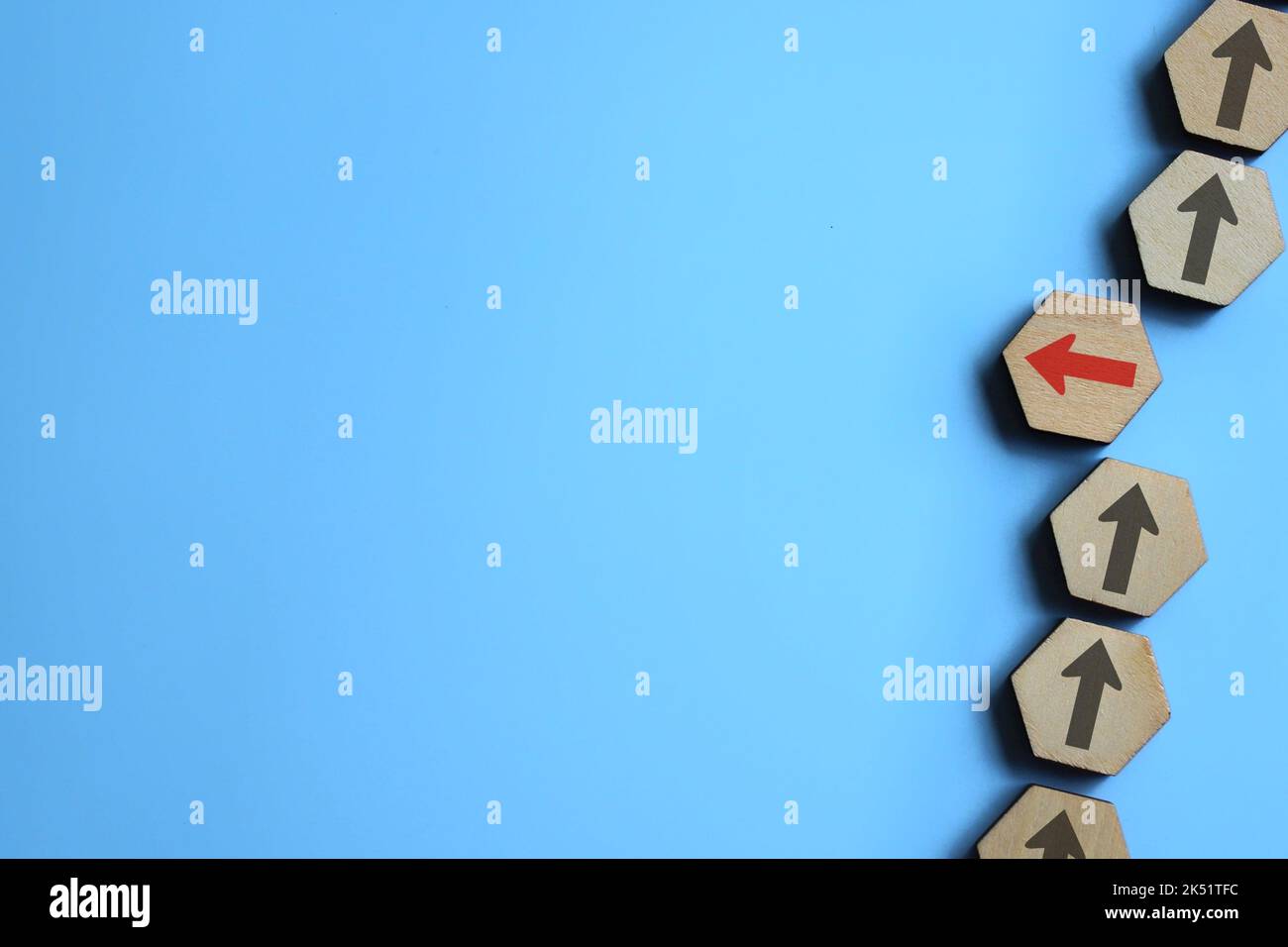 Cambiare direzione. Percorso alternativo. Rottura della catena di processo. Pensare fuori dagli schemi. Nuove tendenze e idee. Copia spazio per il testo Foto Stock