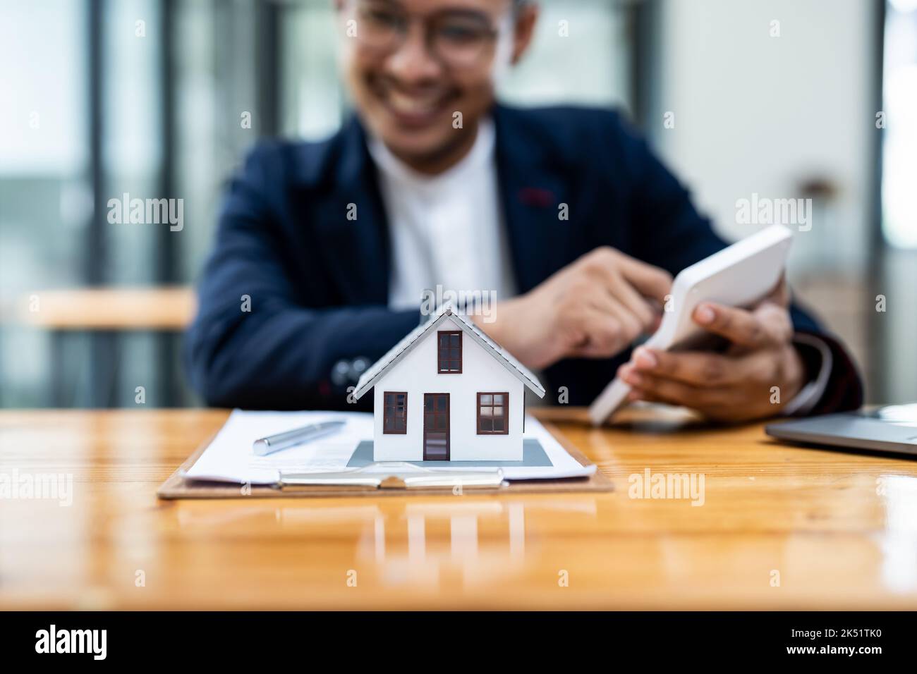 Uomo d'affari o avvocato contabile di lavoro investimento finanziario in ufficio, utilizzando calcolatrice analisi finanziaria documento rapporto immobiliare e prestito domestico Foto Stock