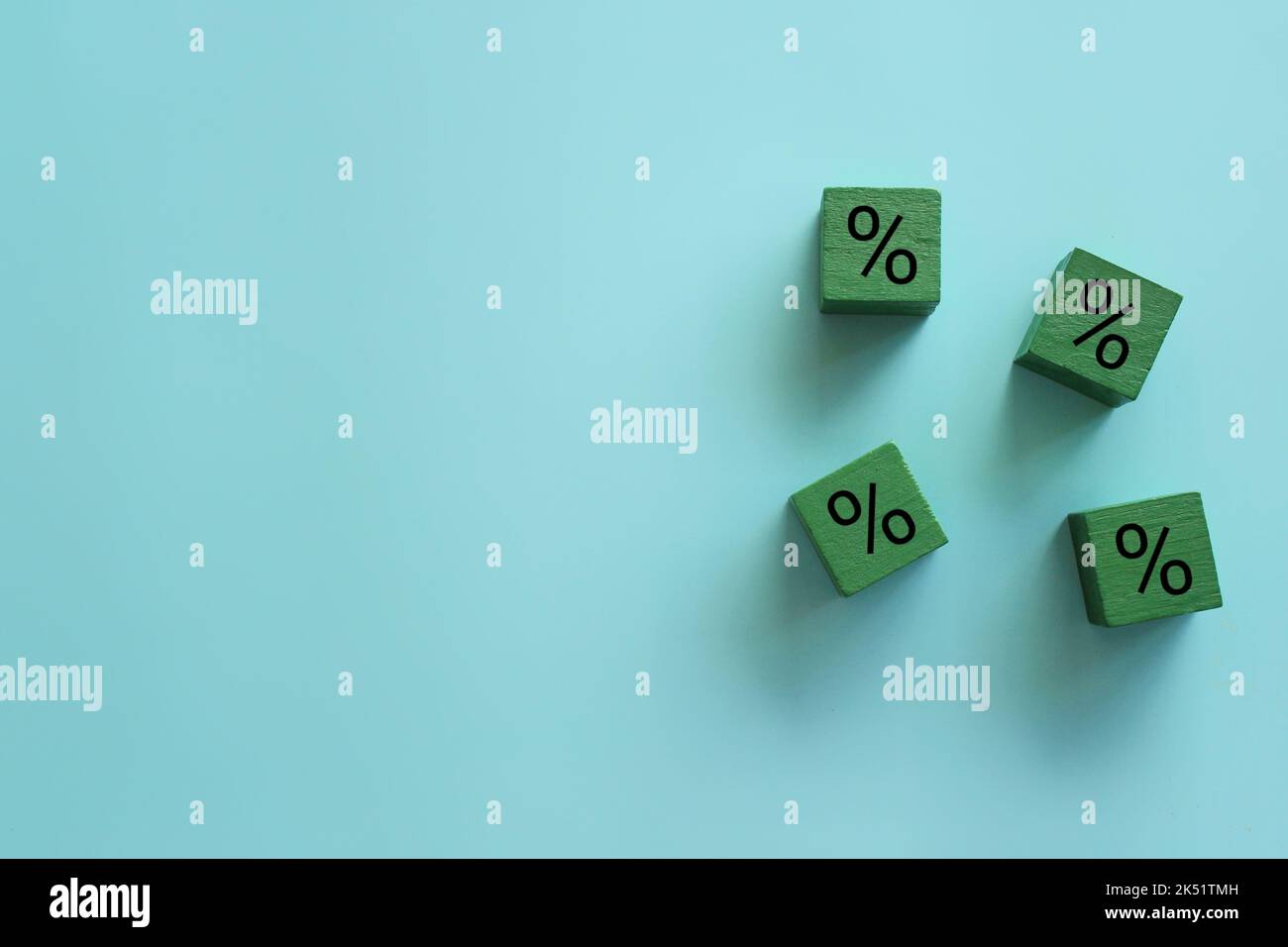 Tasso di interesse su prestito o deposito. Indebitamento, elevato indebitamento. Risparmi sugli acquisti. Concetto di sconti e promozioni. Cubi di legno e pe Foto Stock