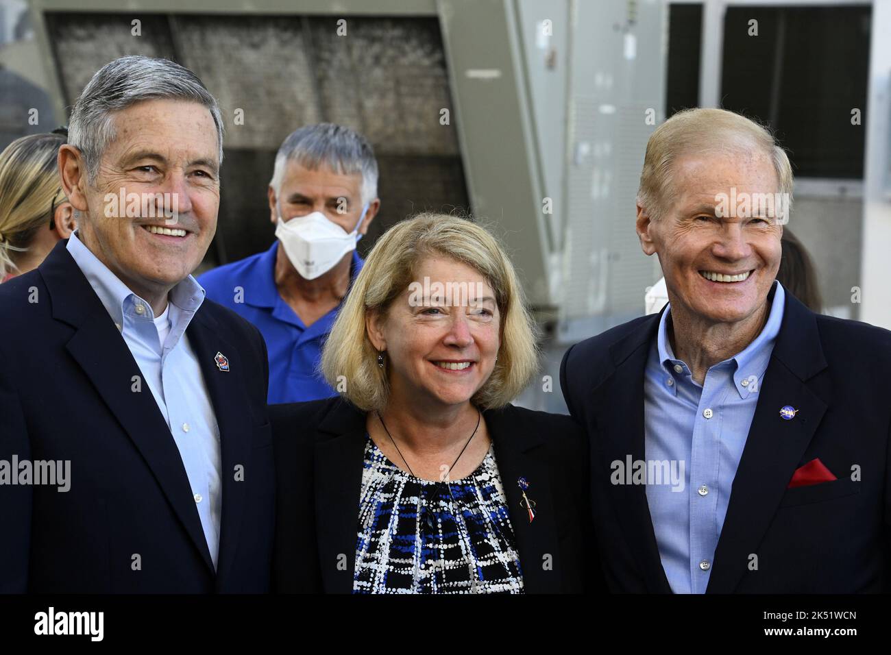 L'Amministratore associato della NASA Bob Cabana, il Vice Amministratore Pam Melroy e l'Amministratore Bill Nelson (i to r) partecipano alla Walk out of Crew-5 al Kennedy Space Center, Florida, mercoledì 5 ottobre 2022. Foto di Joe Marino/UPI Credit: UPI/Alamy Live News Foto Stock