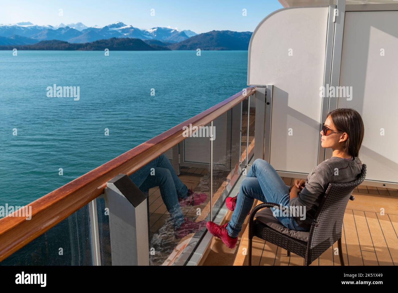 Crociera turistica in Alaska rilassante guardando i ghiacciai nel Glacier Bay National Park, USA. Donna che naviga il passaggio interno godendo Foto Stock