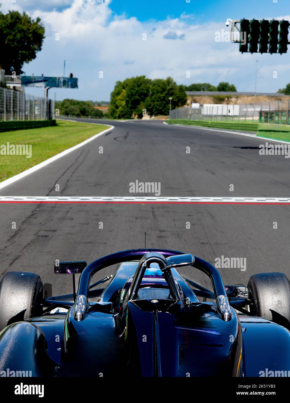 Gara di partenza concept auto blu da gara punto di vista del pilota di asfalto vuoto dalla prima posizione linea di partenza Foto Stock