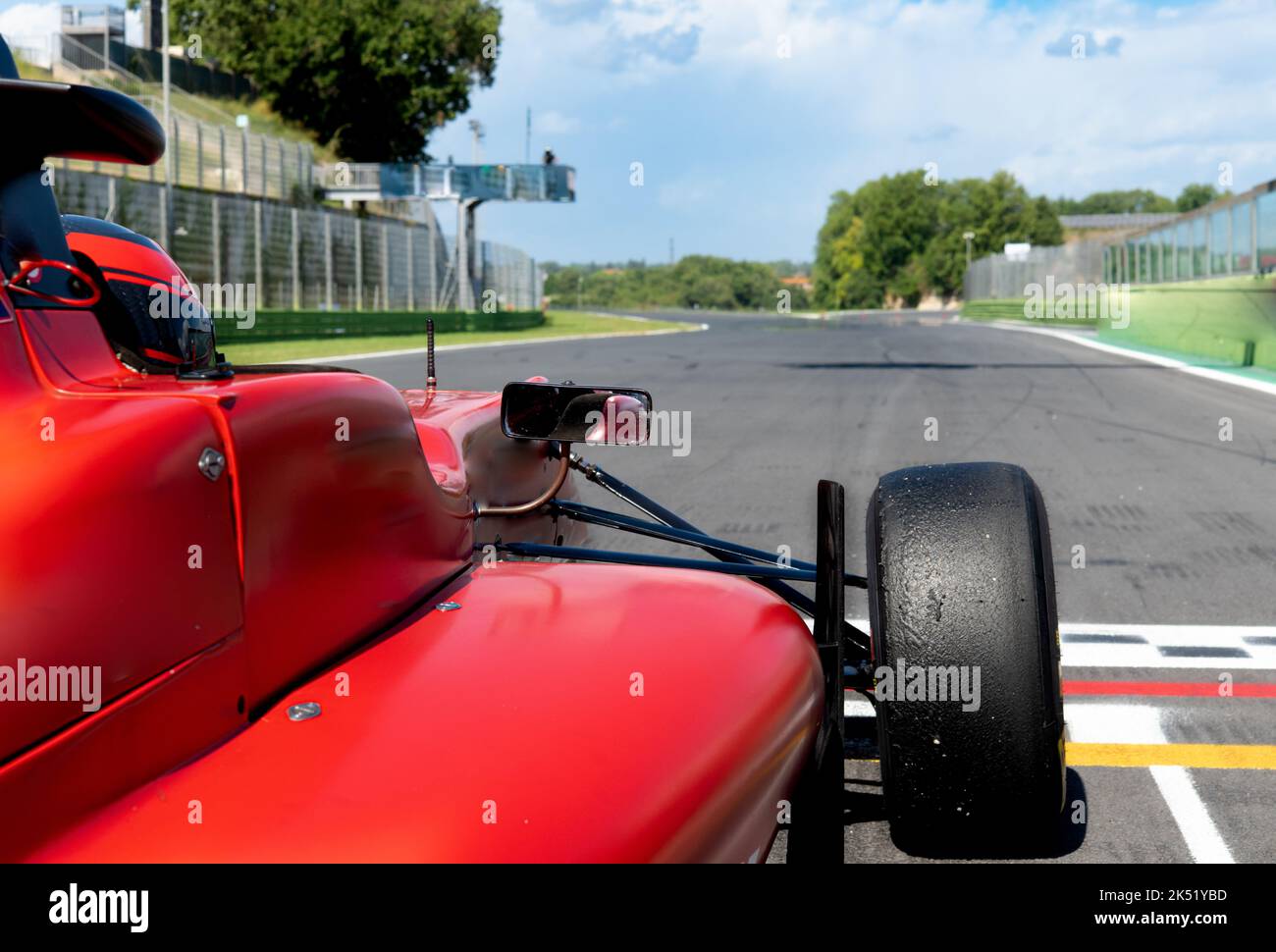 Gara di partenza concept auto rossa da gara punto di vista del pilota di asfalto vuoto dalla prima posizione linea di partenza Foto Stock
