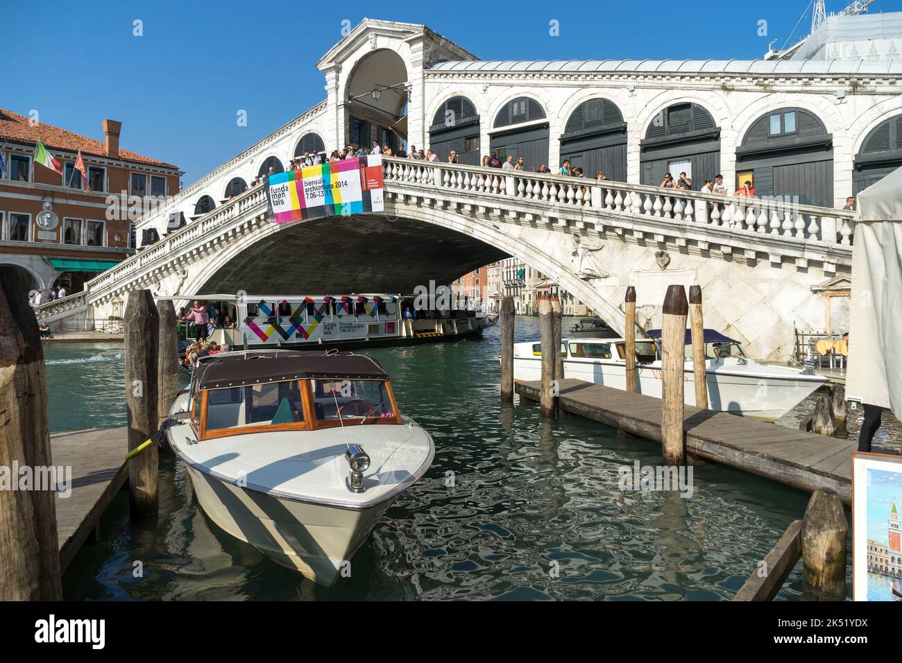 VENEZIA, ITALIA - 12 OTTOBRE : Vista del Ponte di Rialto a Venezia il 12 ottobre 2014. Persone non identificate Foto Stock