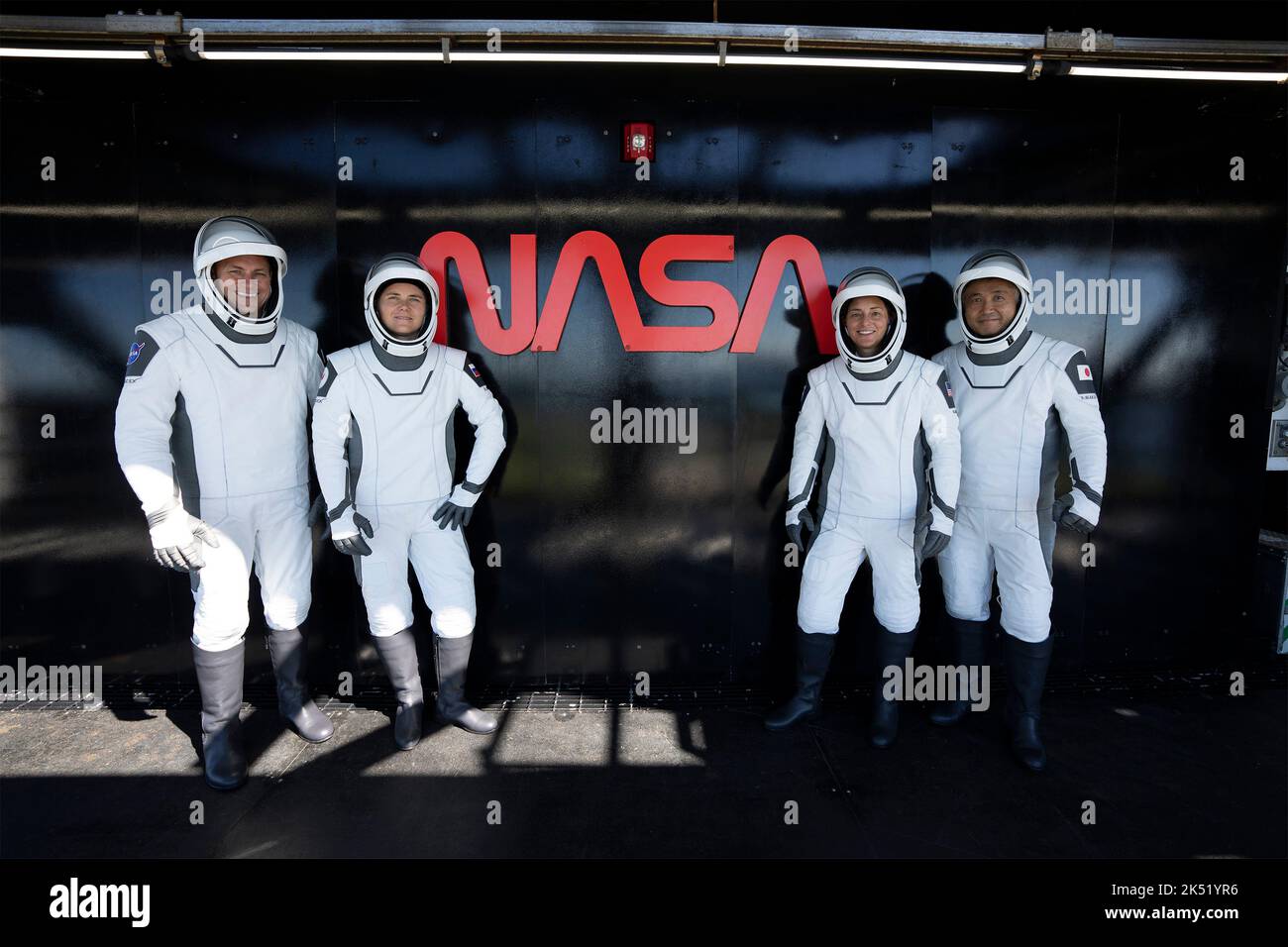 Cape Canaveral, Stati Uniti d'America. 02 ottobre 2022. Astronauti NASA SpaceX Crew-5 da sinistra a destra: L'astronauta della NASA Josh Cassada, il cosmonauta del Roscosmo Anna Kikina, l'astronauta della NASA Nicole Mann e l'astronauta del JAXA Koichi Wakata, indossando gli spaceX spacesuits, posano davanti all'iconico logo della NASA al Launch Complex 39A durante una prova di vestito al Kennedy Space Center, il 2 ottobre 2022, a Cape Canaveral, Florida. Credit: SpaceX/NASA/Alamy Live News Foto Stock