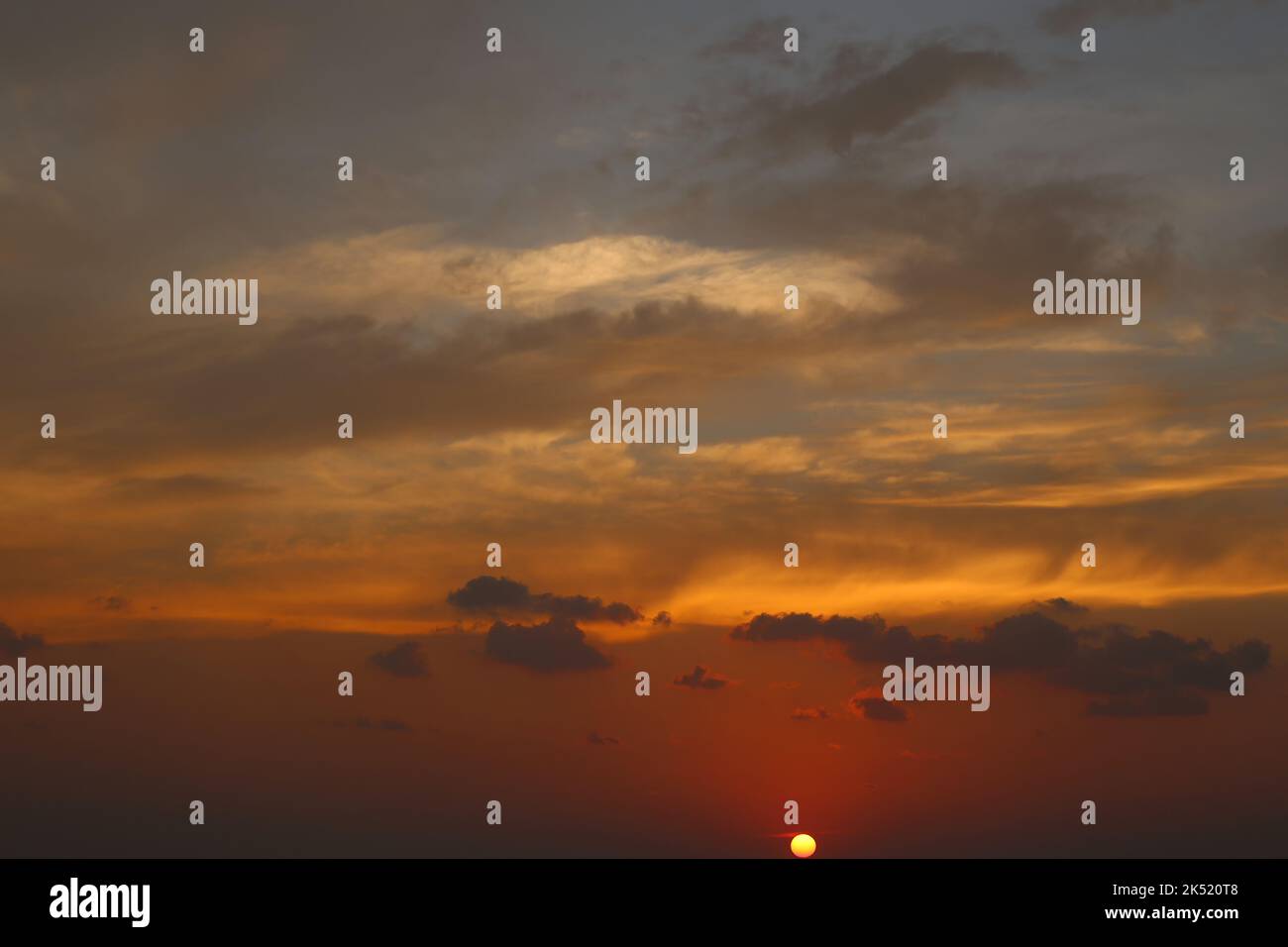 Cielo e nuvole di tramonto, vista del cielo crepuscolo per un paesaggio naturale. Foto Stock