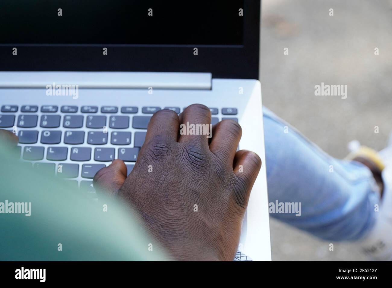 primo piano di un uomo nero che lavora con un notebook Foto Stock