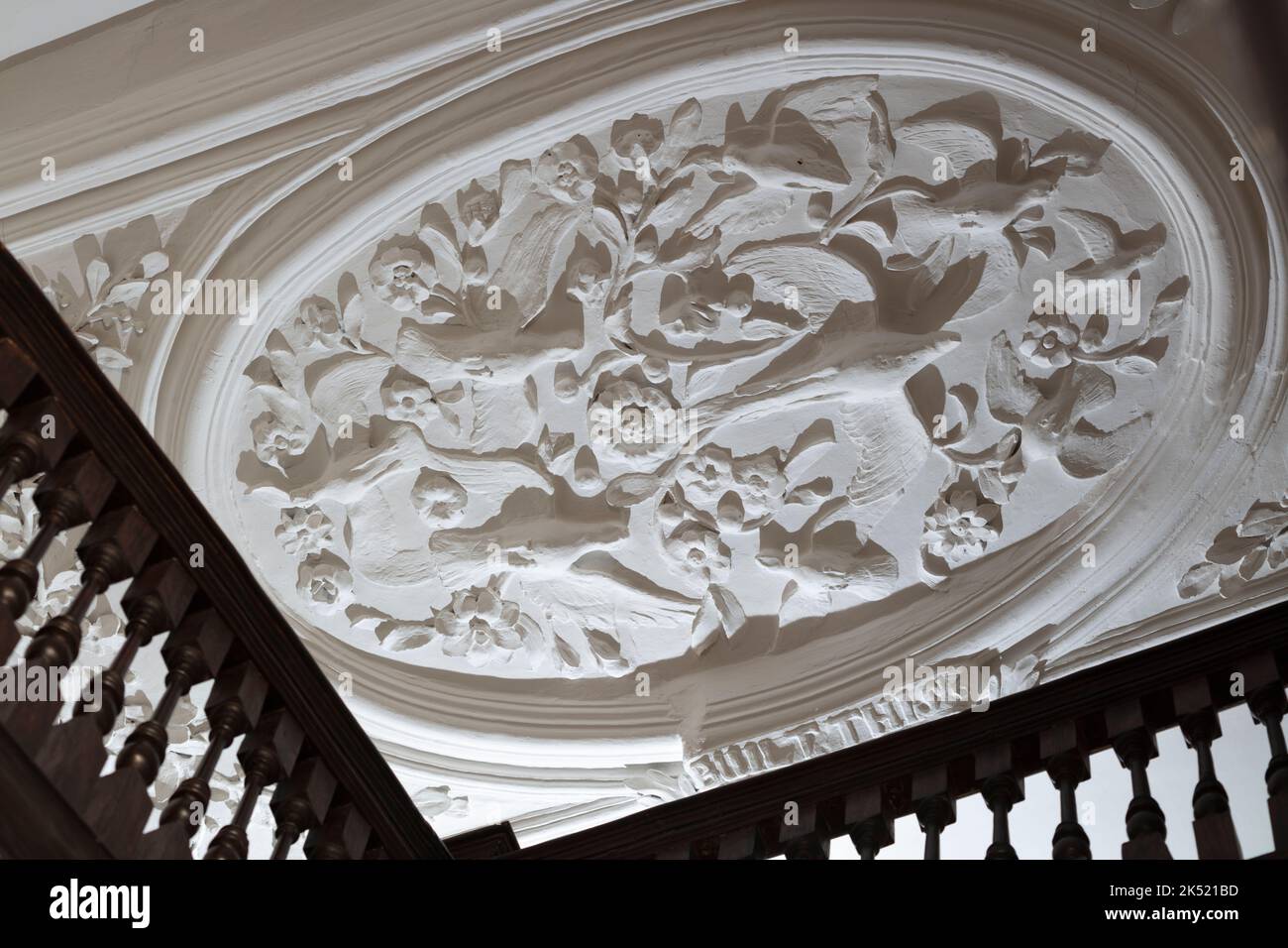 Soffitto ornamentale in stucco intonacato con motivo a colomba realizzato nel 1699, Sussex, Inghilterra, Regno Unito Foto Stock