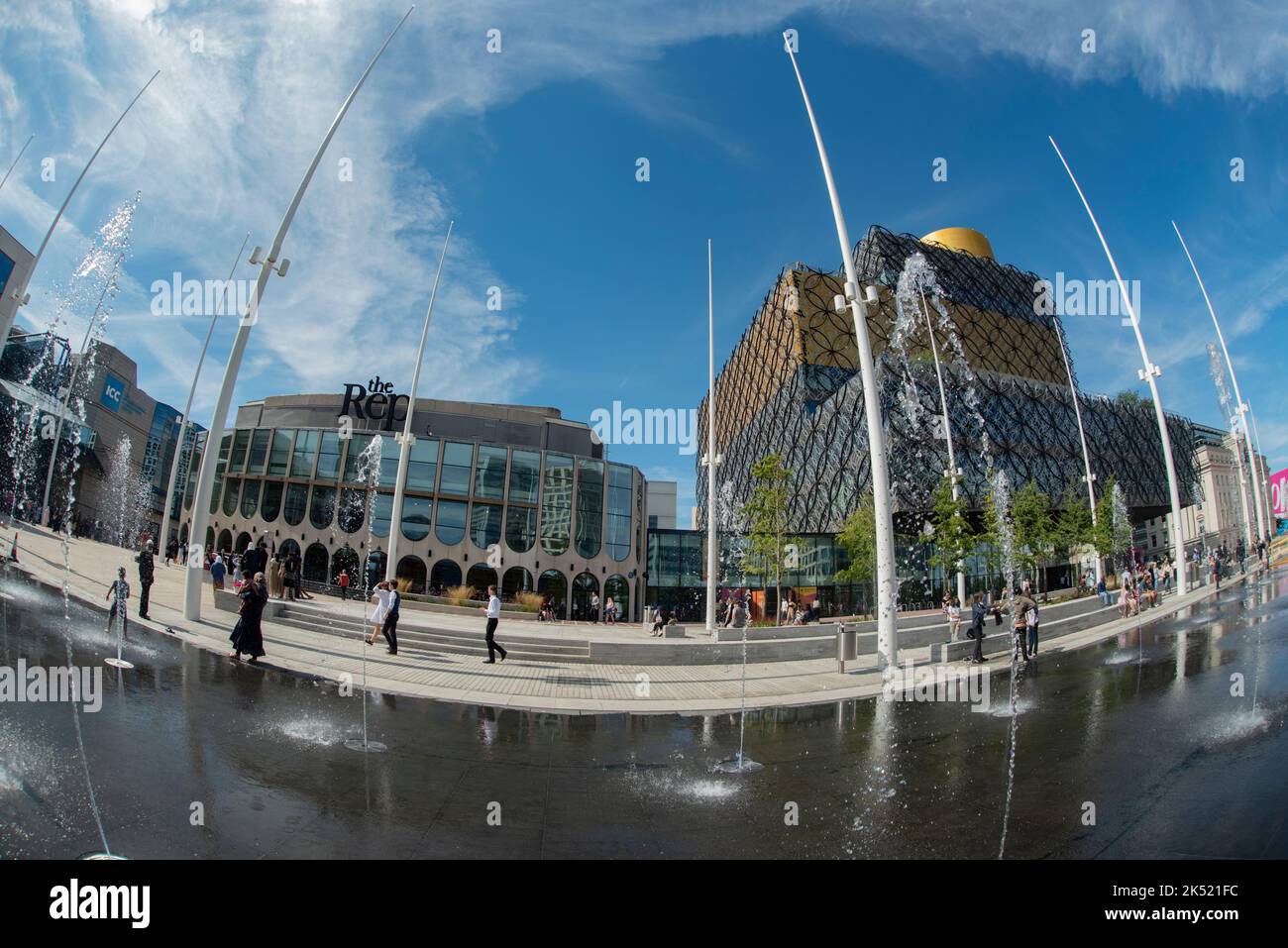 Birmingham Centenary Square con fontane d'acqua, la Biblioteca di Birmingham e il Rep Foto Stock
