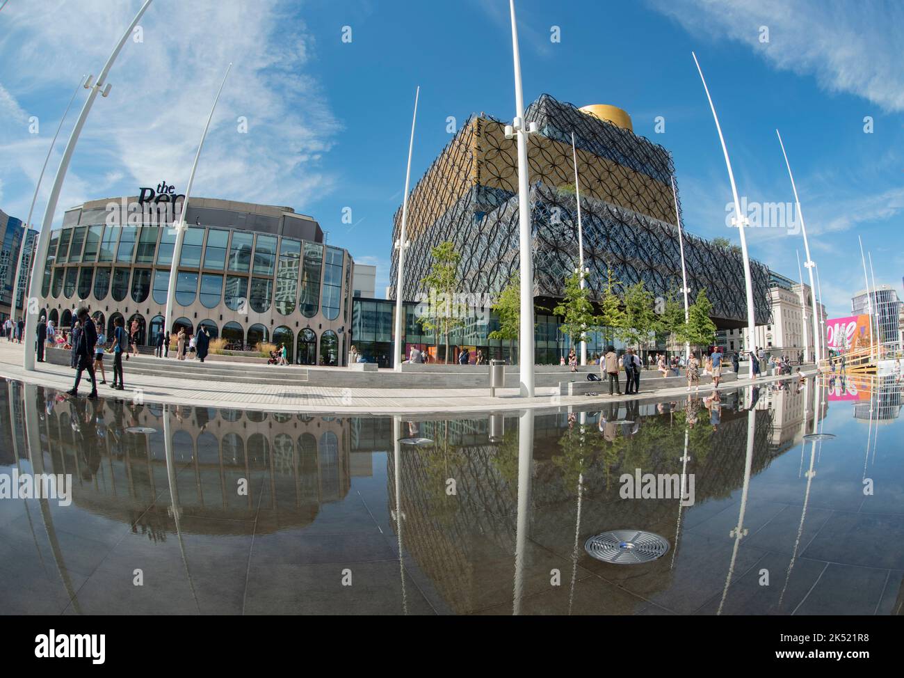 Birmingham Centenary Square con fontane d'acqua, la Biblioteca di Birmingham e il Rep Foto Stock