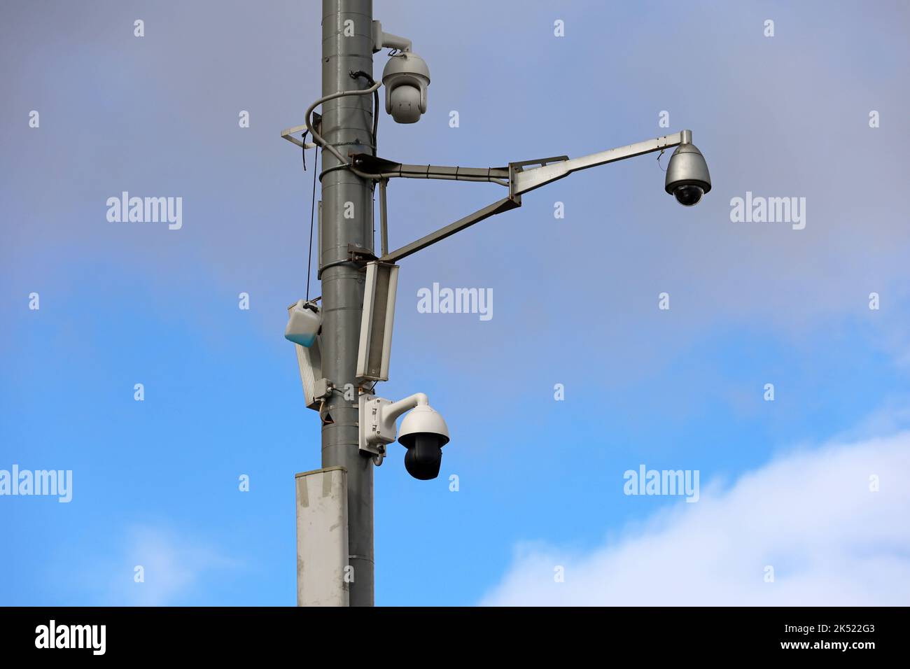 Videocamere di sorveglianza all'aperto su un palo da strada nel cielo blu. Telecamera TVCC, concetto di sicurezza, privacy e protezione dal crimine Foto Stock