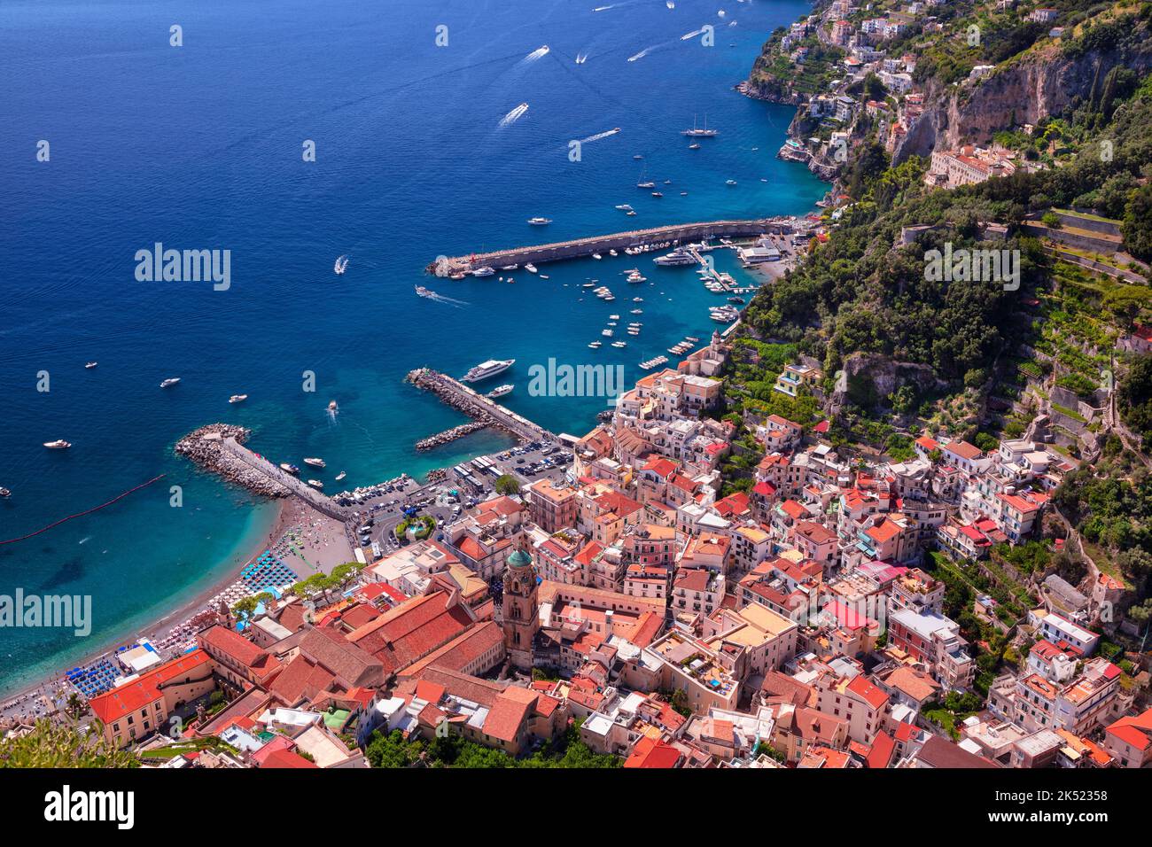Amalfi, Italia. Immagine aerea della famosa città di Amalfi situata sulla Costiera Amalfitana, in Italia, nelle giornate di sole. Foto Stock