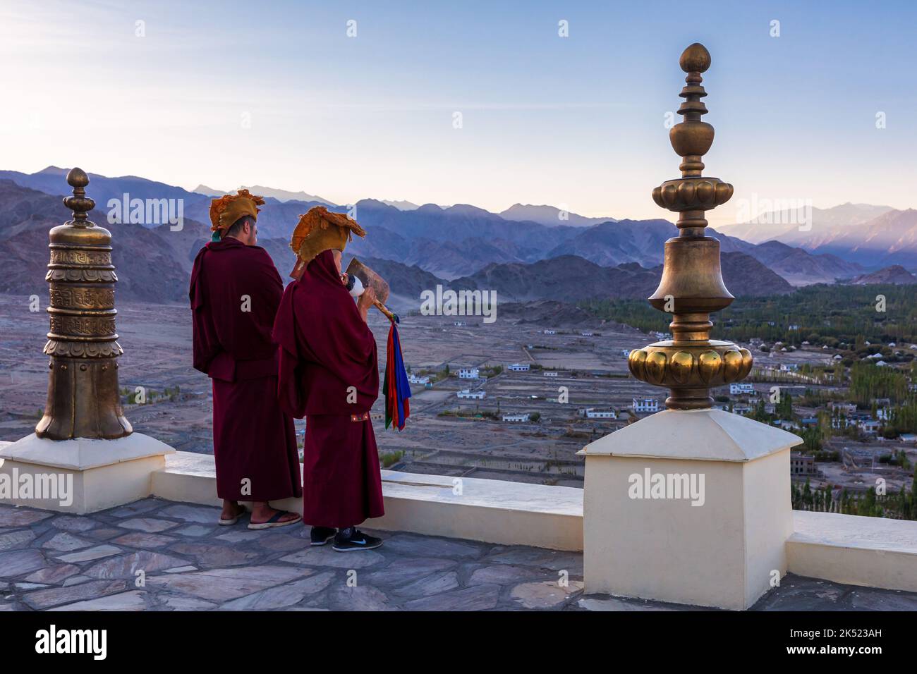 Monaci buddisti che soffiano conchiglie al monastero di Thikse (Thiksay Gompa), Ladakh, India Foto Stock