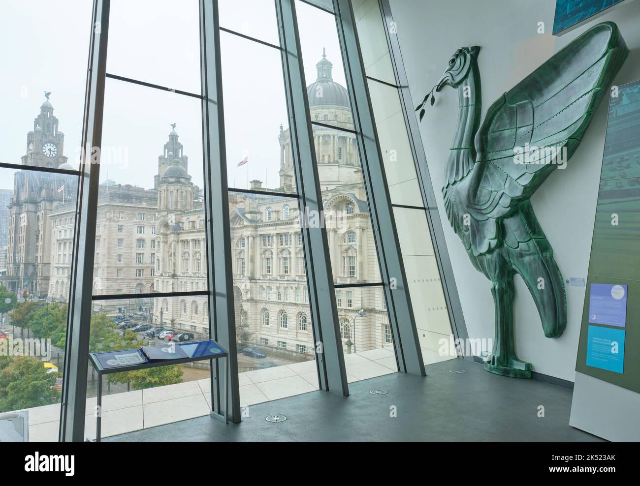 Guardando fuori verso il Royal Liver Building dal piano superiore del Museo di Liverpool Foto Stock