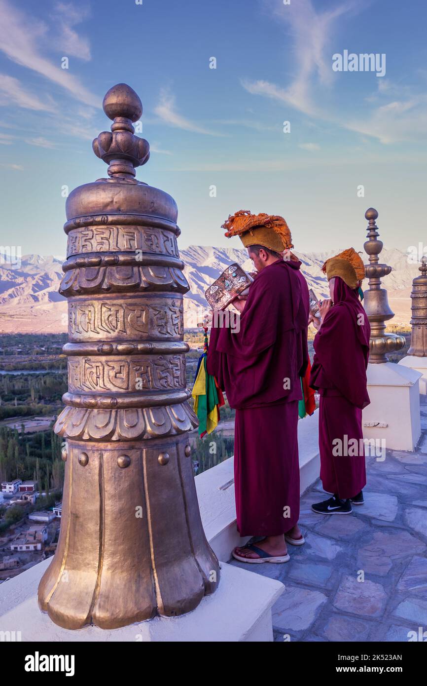 Monaci buddisti che soffiano conchiglie al monastero di Thikse (Thiksay Gompa), Ladakh, India Foto Stock