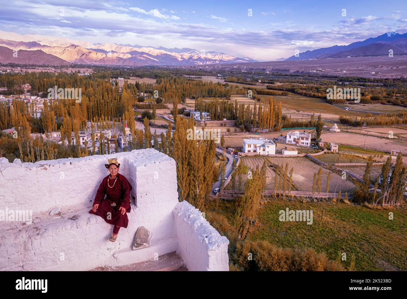 L'anziano riposa e con una ruota di preghiera, Spituk Gompa, distretto di Leh, Ladakh, India Foto Stock