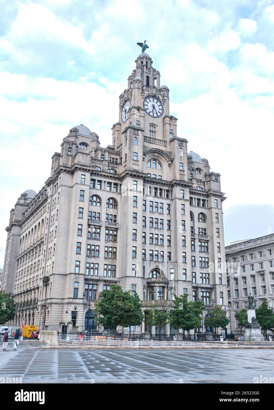 Il Royal Liver Building sul lungomare di Liverpool. Inaugurato nel 1911, si tratta di due uccelli epatici che si affacciano sulla città e sul mare. Foto Stock