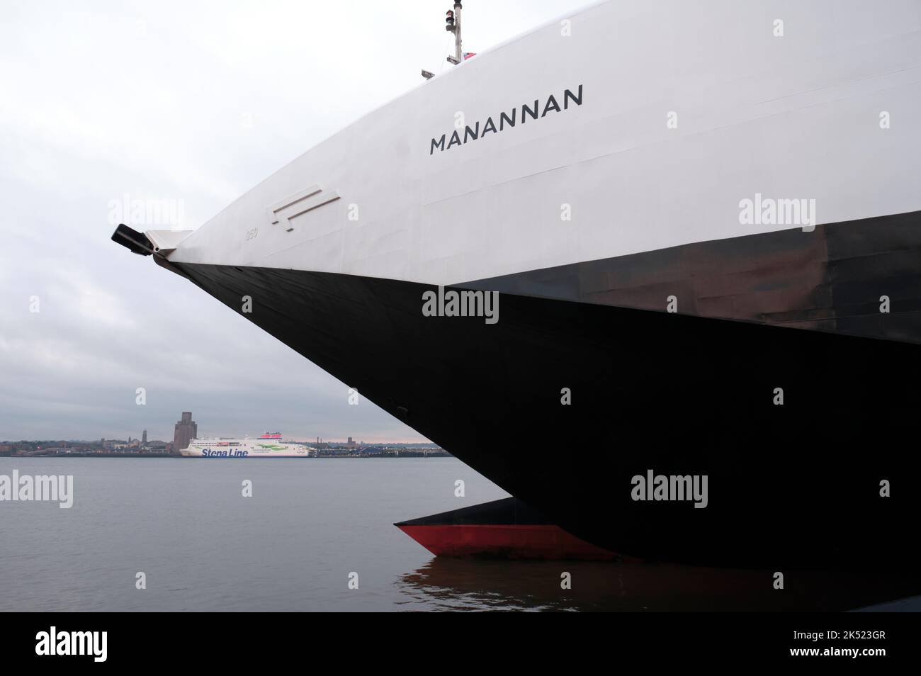 L'arco delineato in modo netto dell'Isola di Man Fast Craft Manannan, ormeggiato a Liverpool Bay. Foto Stock L'arco delineato in modo netto dell'Isola di Man Fast Craft Manannan, ormeggiato a Liverpool Bay. Foto Stock