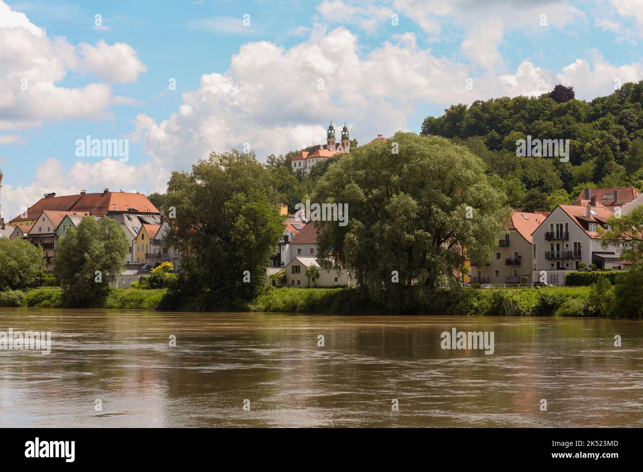 La silhouette della città del quartiere di Passau con il fiume Inn e il castello sullo sfondo Foto Stock