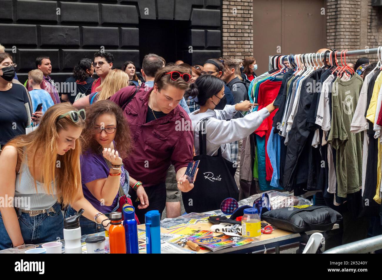 Migliaia di fan di Broadway affollano il Broadway Flea Market & Grand Auction a New York per riversare e acquistare cimeli da playbill vintage a oggetti unici del genere dagli spettacoli di Broadway a New York domenica 25 settembre 2022. Oltre 50 tavoli da spettacoli di Broadway e istituzioni e aziende legate al teatro occupano le strade intorno a Shubert Alley offrendo loro articoli e autografi correlati a Broadway. La fiera è una raccolta fondi per l'associazione di beneficenza Broadway Cares/Equity Fights Aids. (© Richard B. Levine) Foto Stock