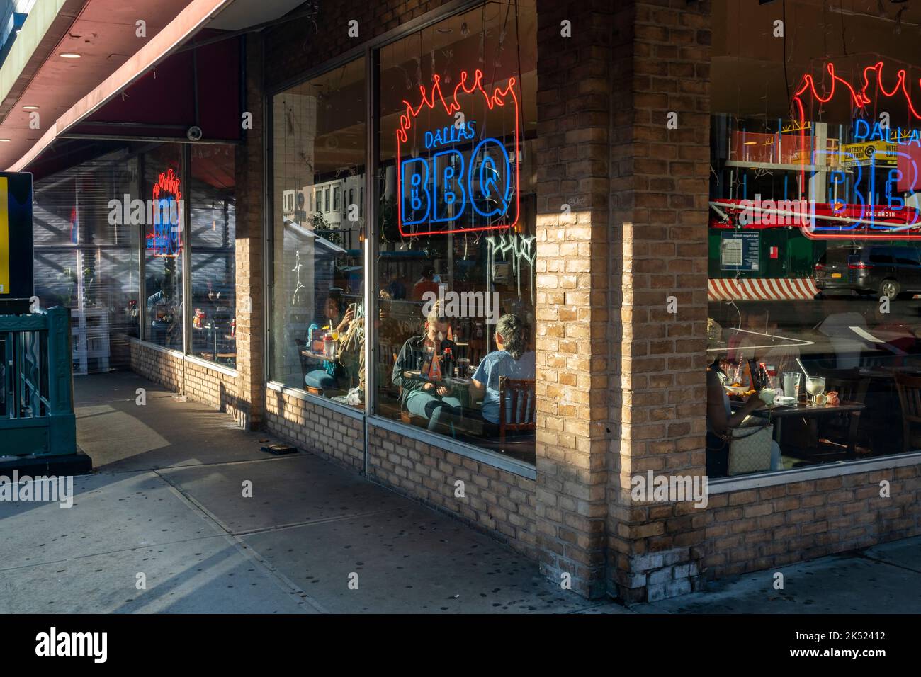 I commensali mangiano nel tardo pomeriggio all'affollato Dallas BBQ nel quartiere Chelsea di New York giovedì 22 settembre 2022. (© Richard B. Levine) Foto Stock