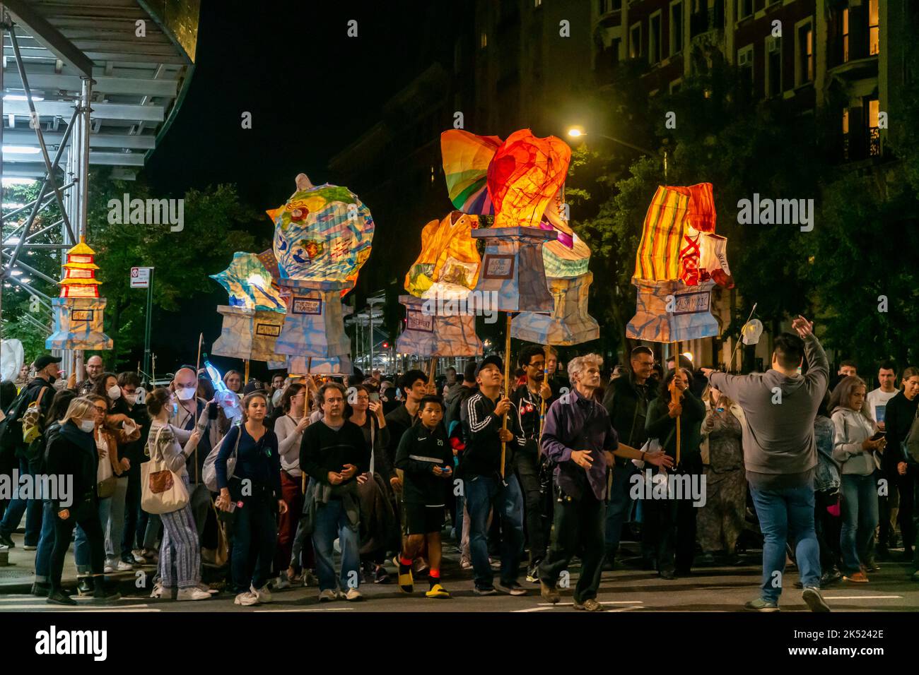 I residenti locali Uniti da studenti della Columbia University e porteranno lanterne create nella processione annuale di luci di Morningside del 11th sabato 24 settembre 2022. Prodotte dalla Columbia University Arts Initiative e dal Miller Theatre, le lanterne illuminate su carta mâché hanno soddisfatto il tema della processione di quest'anno: “Il Monumento reimmaginato”. La parata si è svolta attraverso il Morningside Park e si è infine chiusa al campus della Columbia. (© Richard B. Levine) Foto Stock