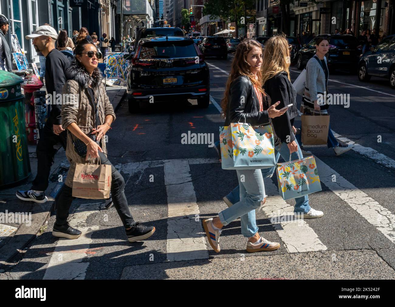 Gli amanti dello shopping a Soho a New York sabato 24 settembre 2022. © Richard B. Levine) Foto Stock
