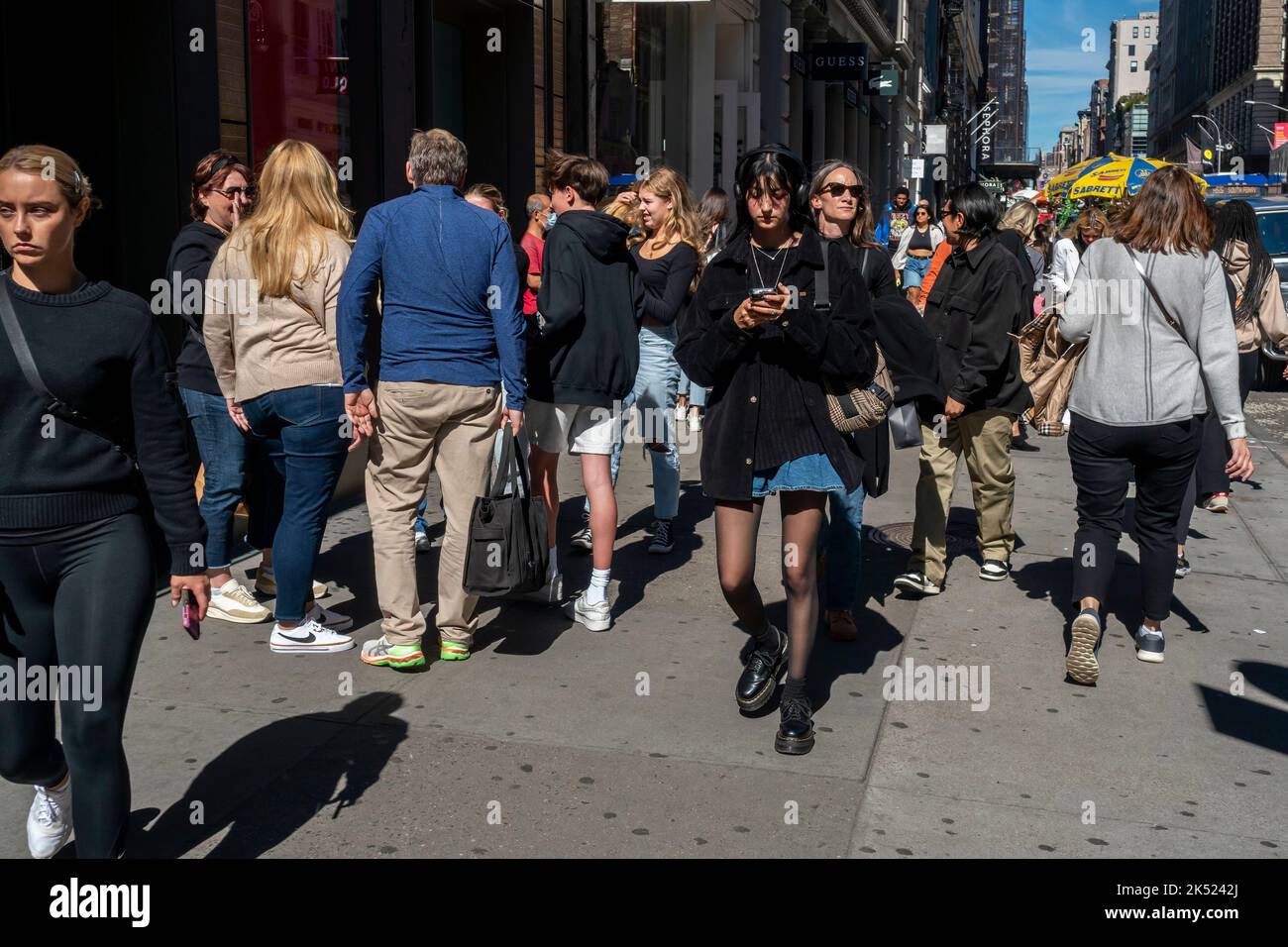 Gli amanti dello shopping a Soho a New York sabato 24 settembre 2022. © Richard B. Levine) Foto Stock