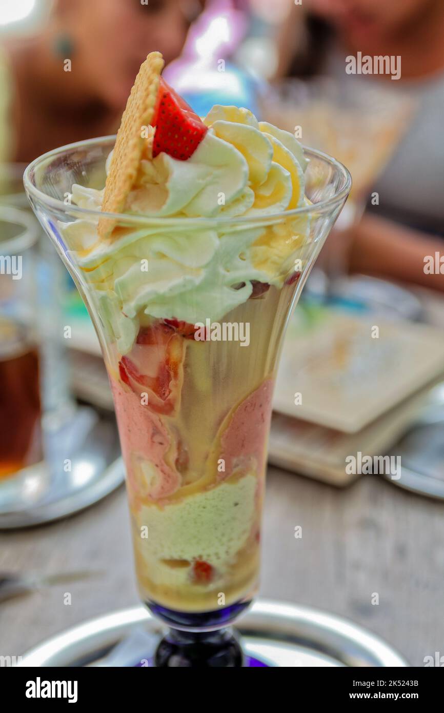 Gustose sundae con melanzana, fragole e panna Foto Stock
