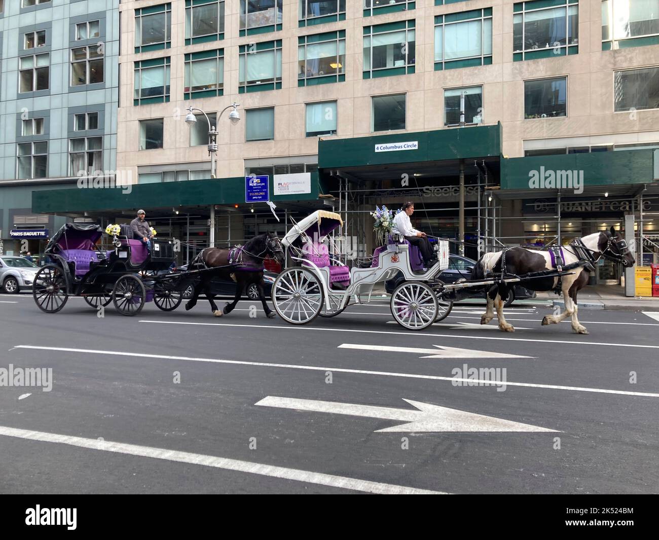 Carrozze trainate da cavalli a Midtown Manhattan a New York domenica 25 settembre 2022. (© Frances M. Roberts) Foto Stock