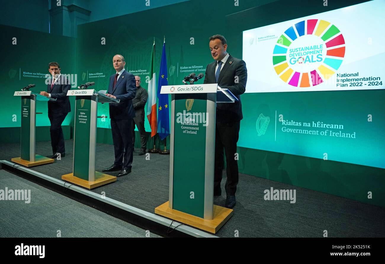 (Da sinistra a destra) il ministro dei Trasporti Eamon Ryan, Taoiseach Micheal Martin e Tanaiste Leo Varadkar lanciano il piano nazionale di attuazione per gli obiettivi di sviluppo sostenibile 2022-2024, presso gli edifici governativi di Dublino. Data immagine: Mercoledì 5 ottobre 2022. Foto Stock