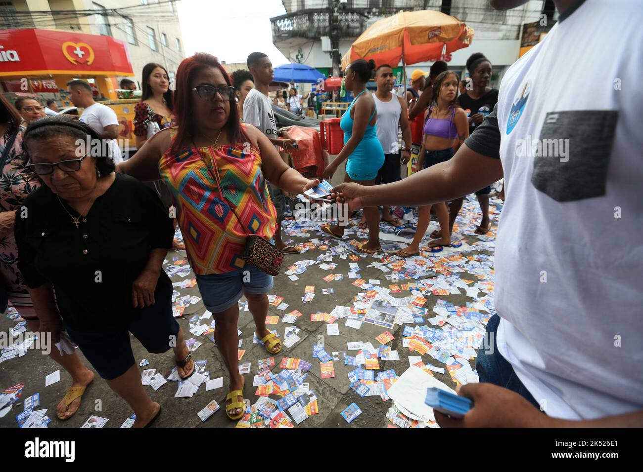 salvador, bahia, brasile - 2 ottobre 2022: distribuzione di opuscoli pubblicitari di candidati una sezione di voto durante le elezioni generali nella città di Foto Stock