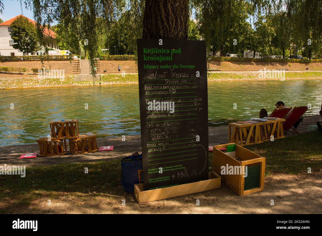 Lubiana, Slovenia - Settembre 4th 2022. Un cartello informativo in sloveno una biblioteca all'aperto sulle rive del fiume Ljubljanici Foto Stock