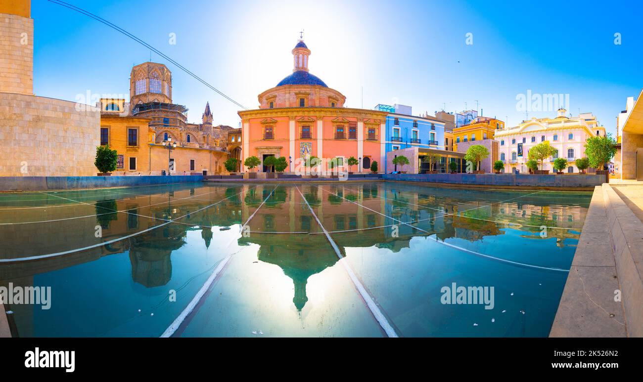 Strade, piazze ed edifici storici nella città vecchia di Valencia, Spagna Foto Stock