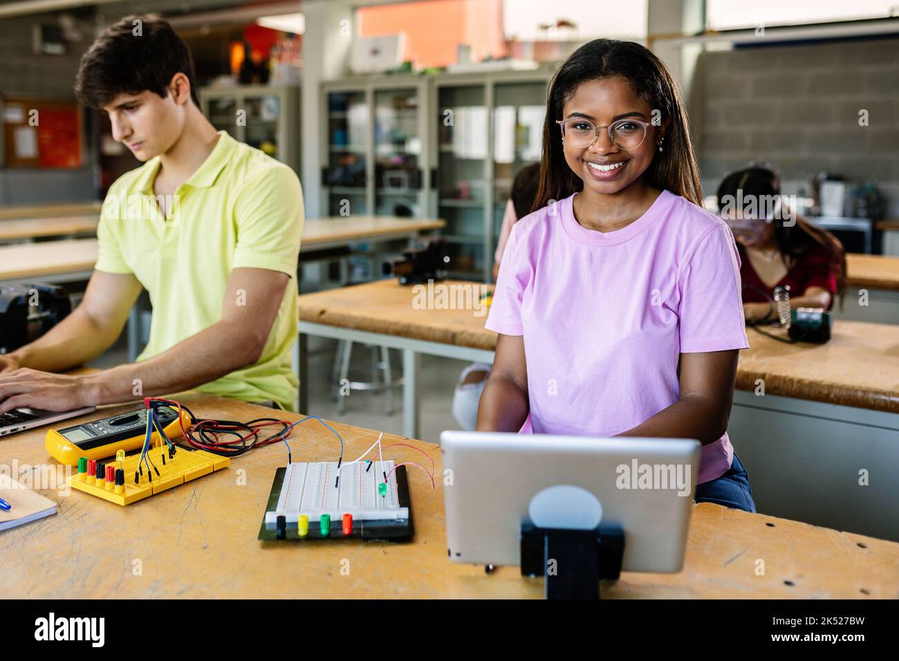 Ritratto di donna studentessa latina ispanica sorridente alla classe tecnologica Foto Stock