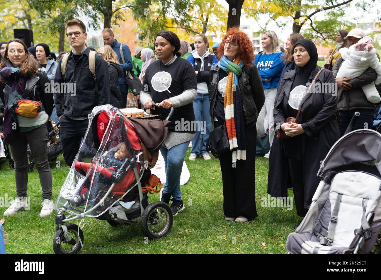 Immagine ripresa nel corso di un'azione di protesta di genitori, bambini e professionisti organizzata da 'De eerste 1,000 dagen' mercoledì 05 ottobre 2022 a Bruxelles. L'organizzazione desidera un piano strutturale per migliorare la qualità dei centri di assistenza diurna per i bambini. L'azione di protesta è anche l'inizio della "settimana dei centri di cura dei bambini" che si svolge dal 10 ottobre al 16 ottobre. BELGA FOTO JULIETTE BRUYNSEELS Foto Stock