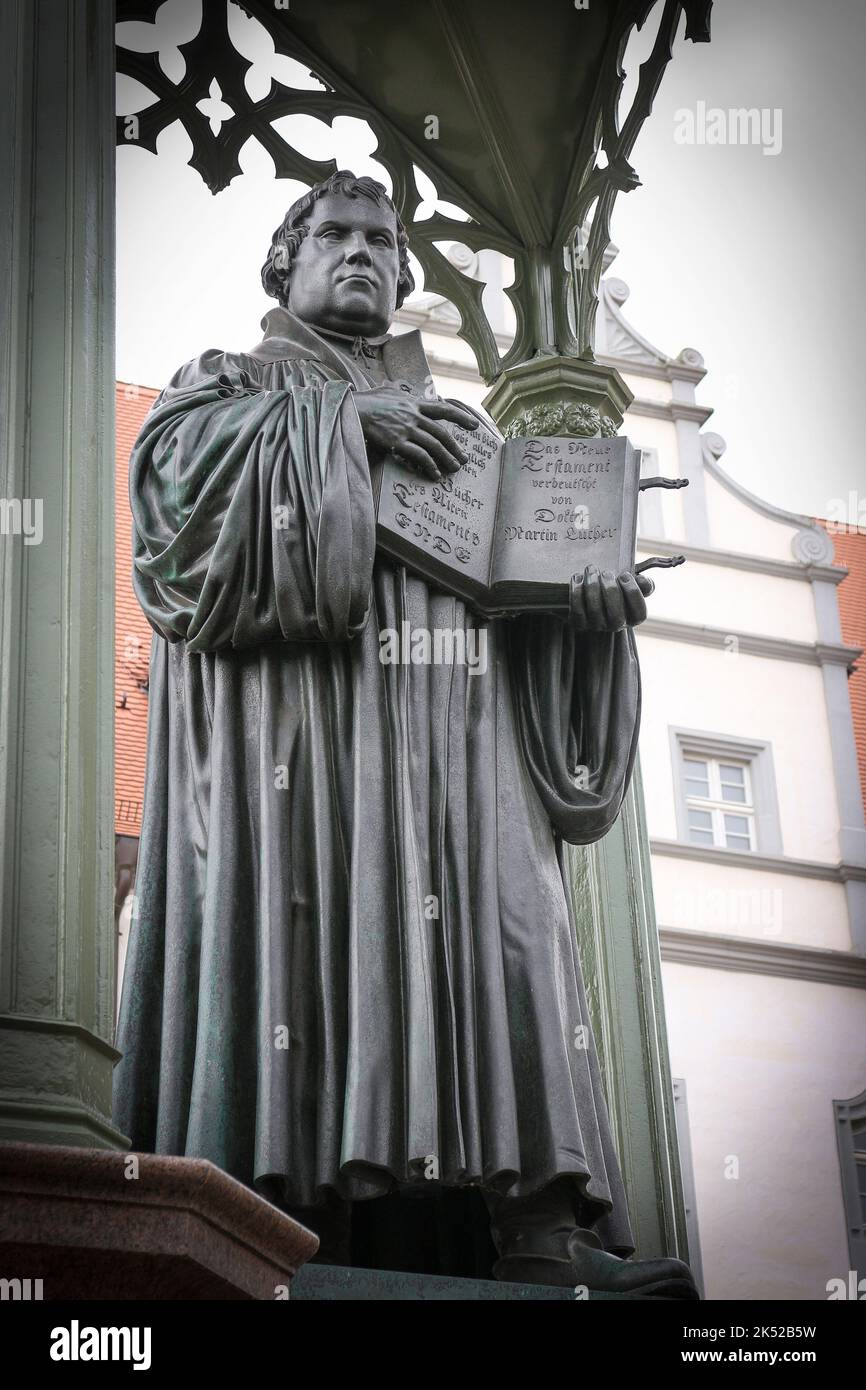 Ststue del grande riformatore Martin Luther con la sua bibbia a Wittenberg in Germania Foto Stock