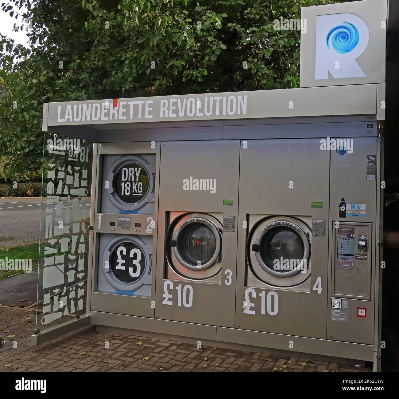 Lavanderia Revolution lavatrice asciugatrice Laundromat, a Stafford servizi nord, Moto, Staffordshire, Inghilterra, UK - parte di Photo Me Foto Stock
