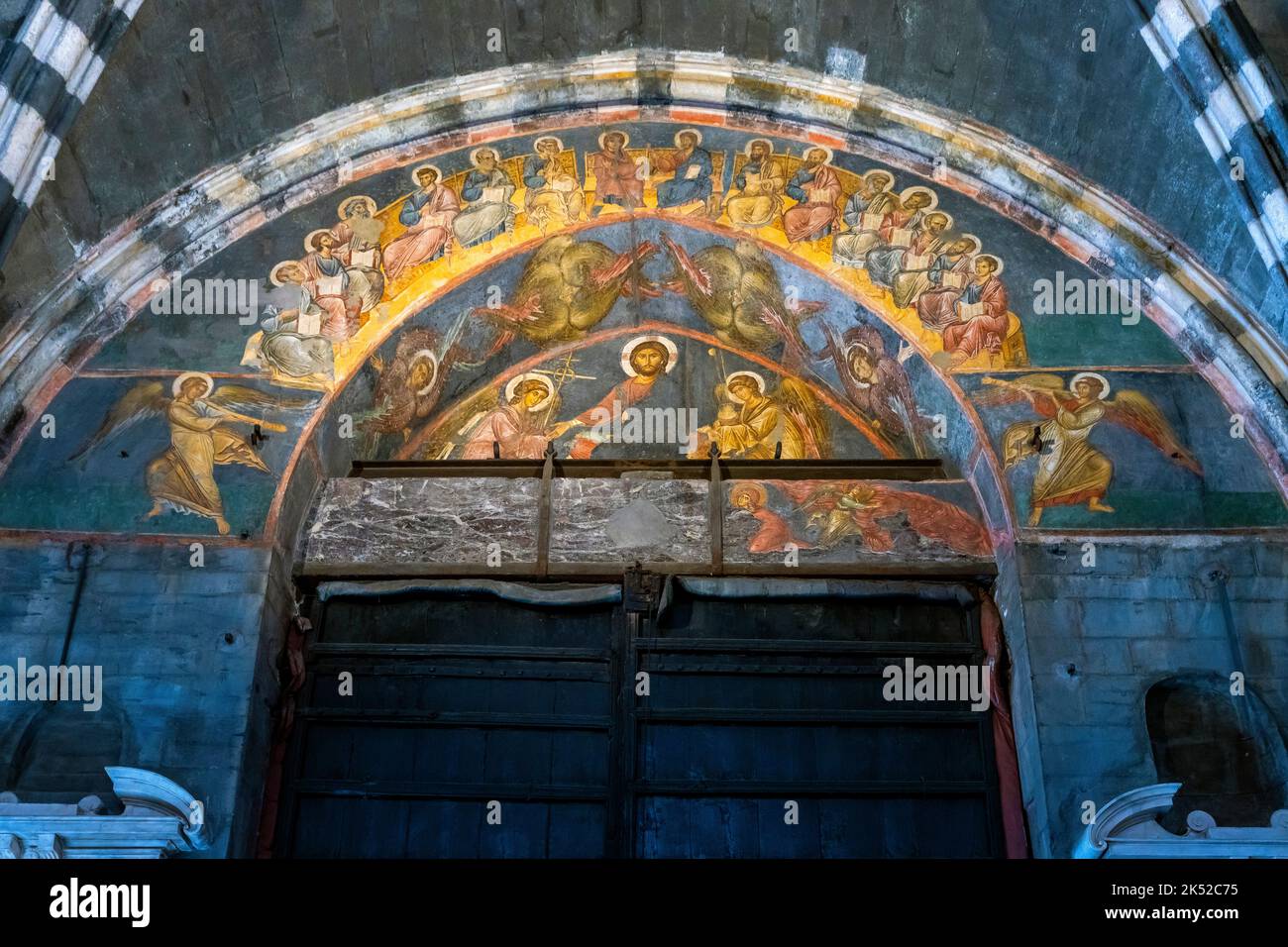 Controfacciata del Duomo di San Lorenzo a Genova. Affresco con Cristo il Giudice in trono, circondato dagli apostoli. Maestro costantinopolitano Foto Stock