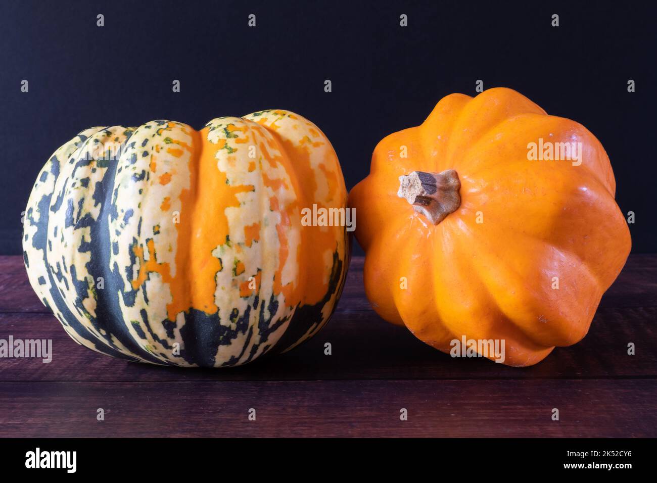 Un raccolto di zucca colorata pronta per essere arrostita e servita per cena. Foto Stock