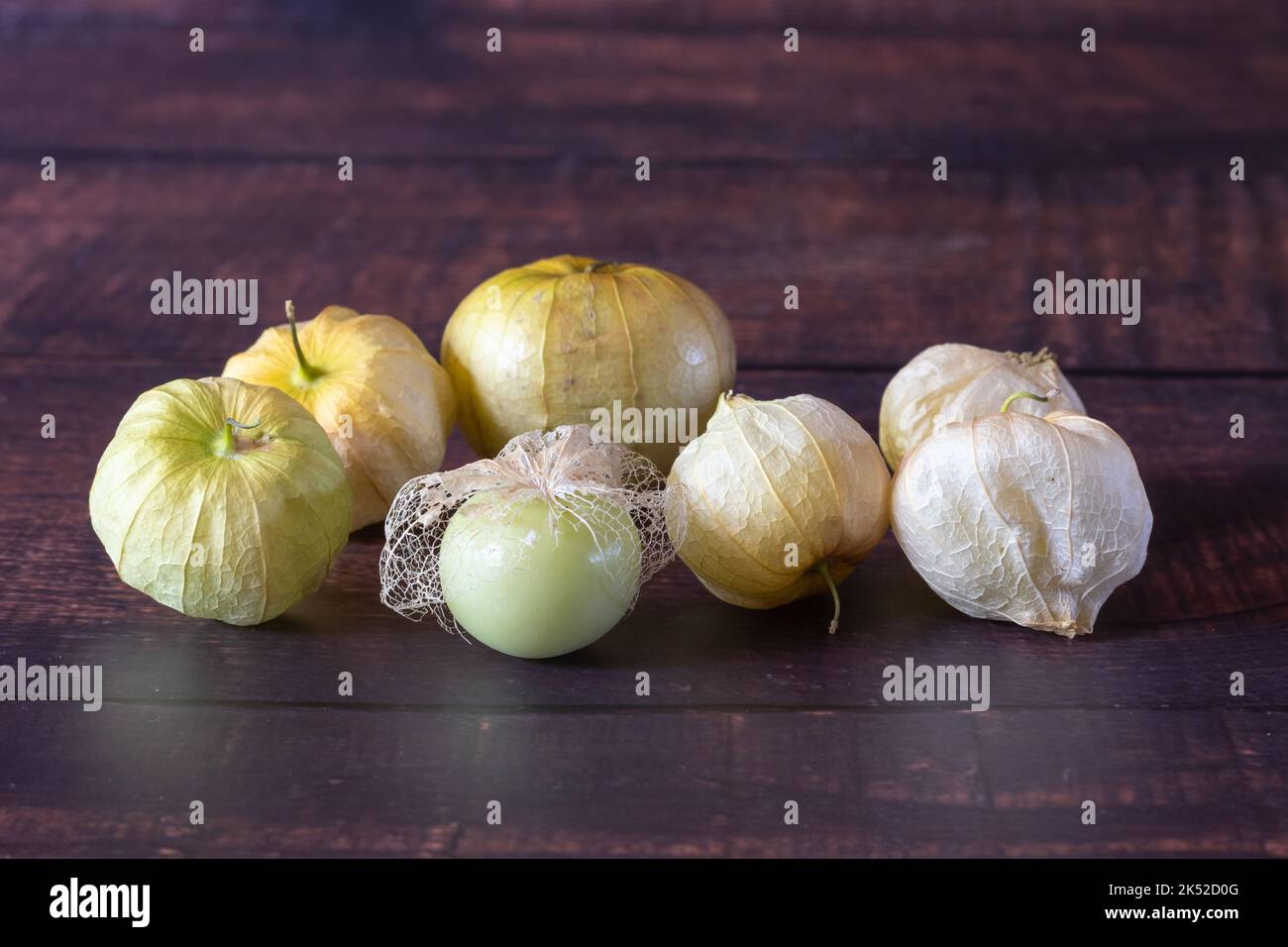 Un gruppo di tomatillos verdi dal giardino in autunno. Foto Stock
