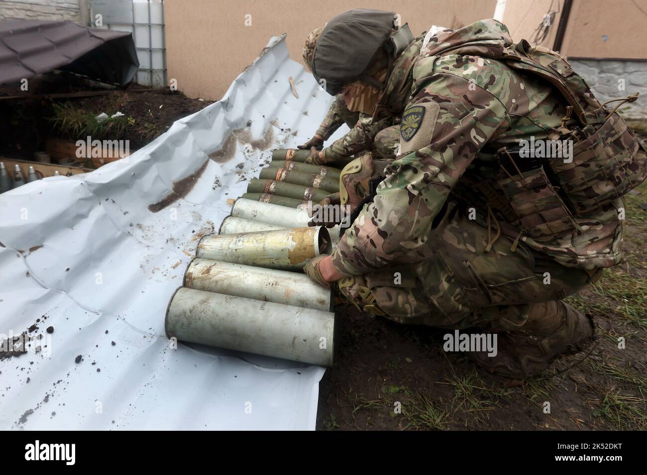 REGIONE DI KHARKIV, UCRAINA - 05 OTTOBRE 2022 - un artigliere esegue una missione di combattimento nel nord della regione di Kharkiv, nel nord-est dell'Ucraina. Foto Stock