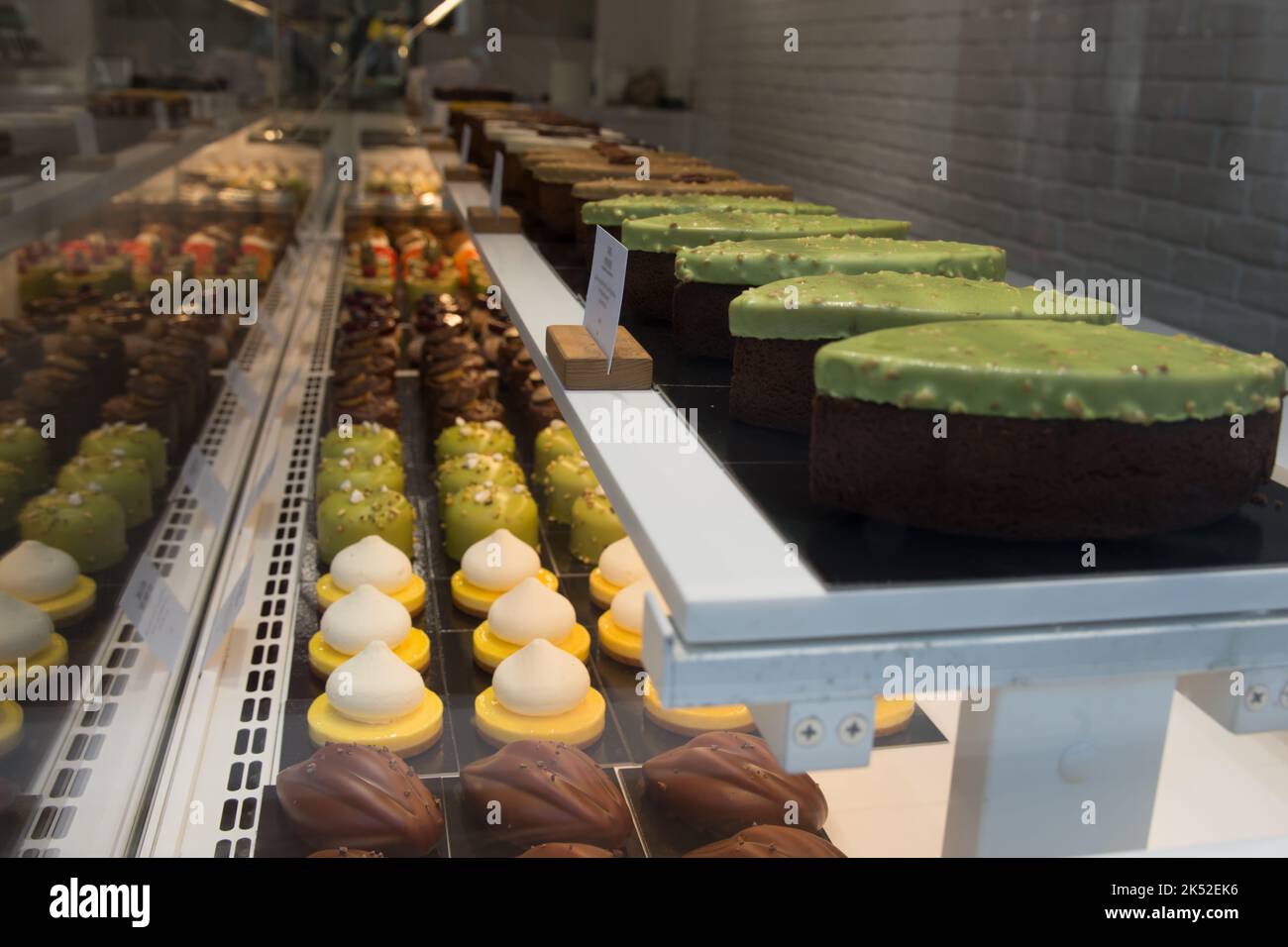 Deliziose torte assortite in un negozio di dolci. Parigi, Francia Foto Stock